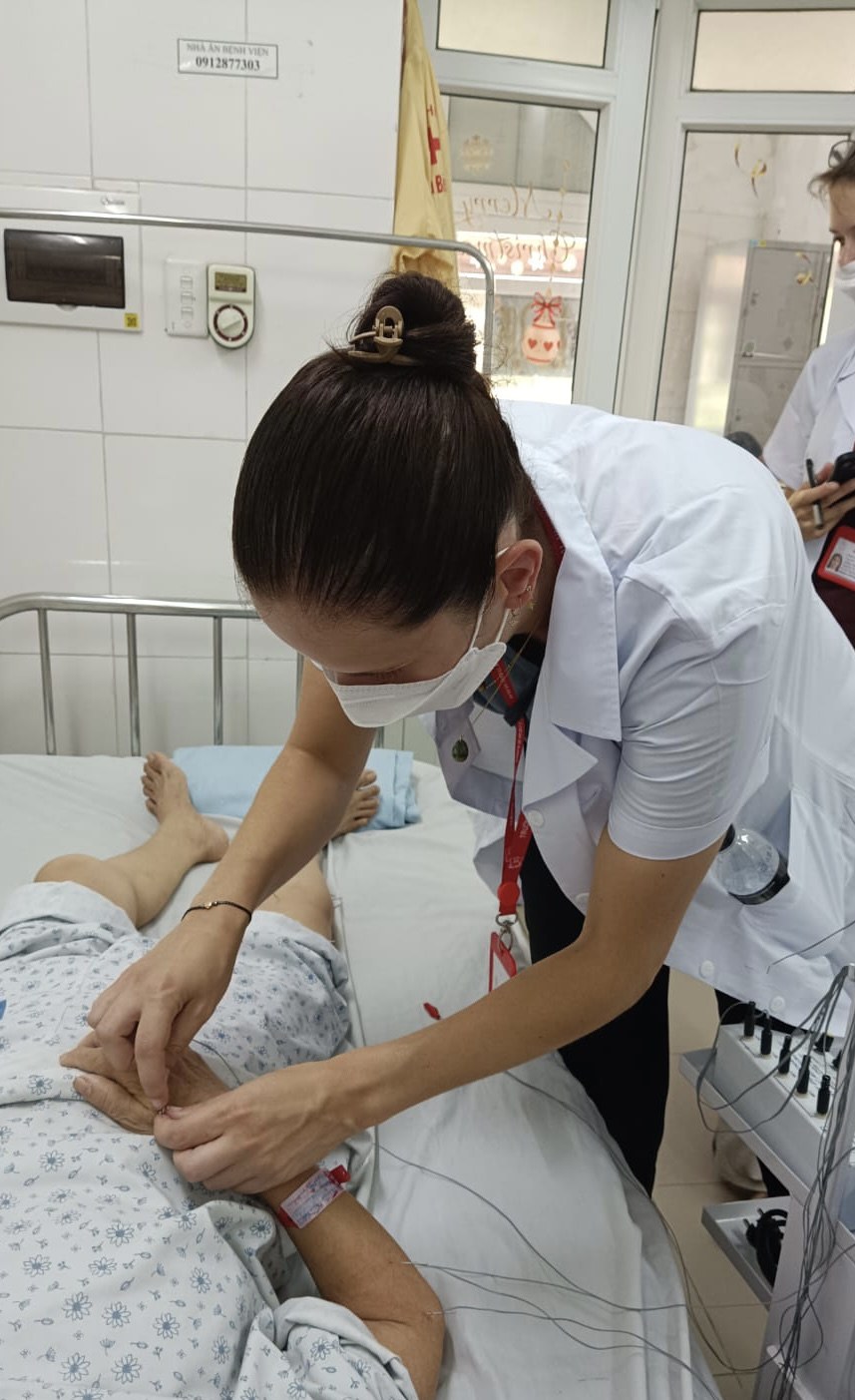 Virginie Salomon lors de son stage clinique en milieu hospitalier au Vietnam